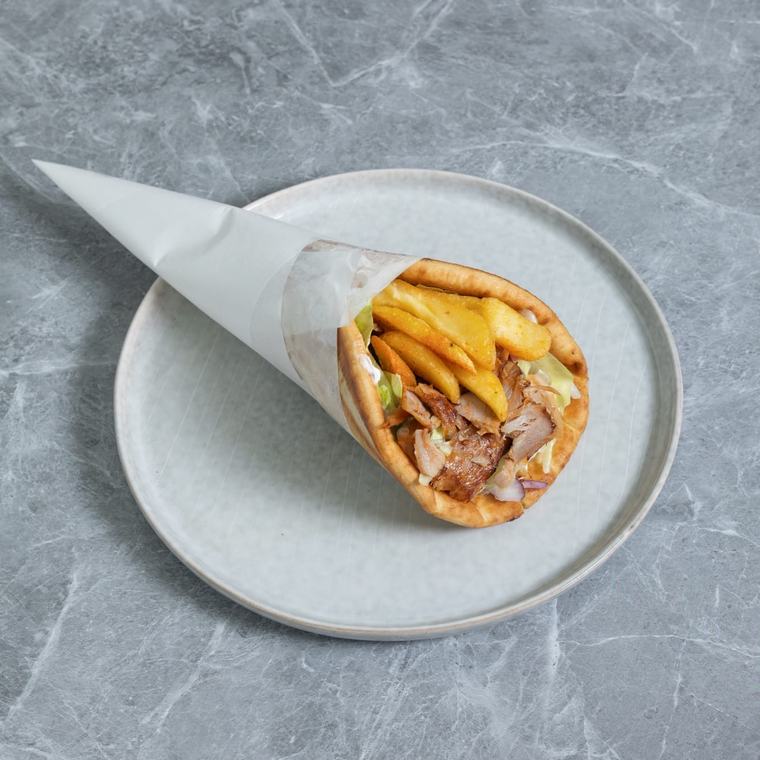 Handgyros mit Hähnchenfleisch, Pommes und Tzatziki