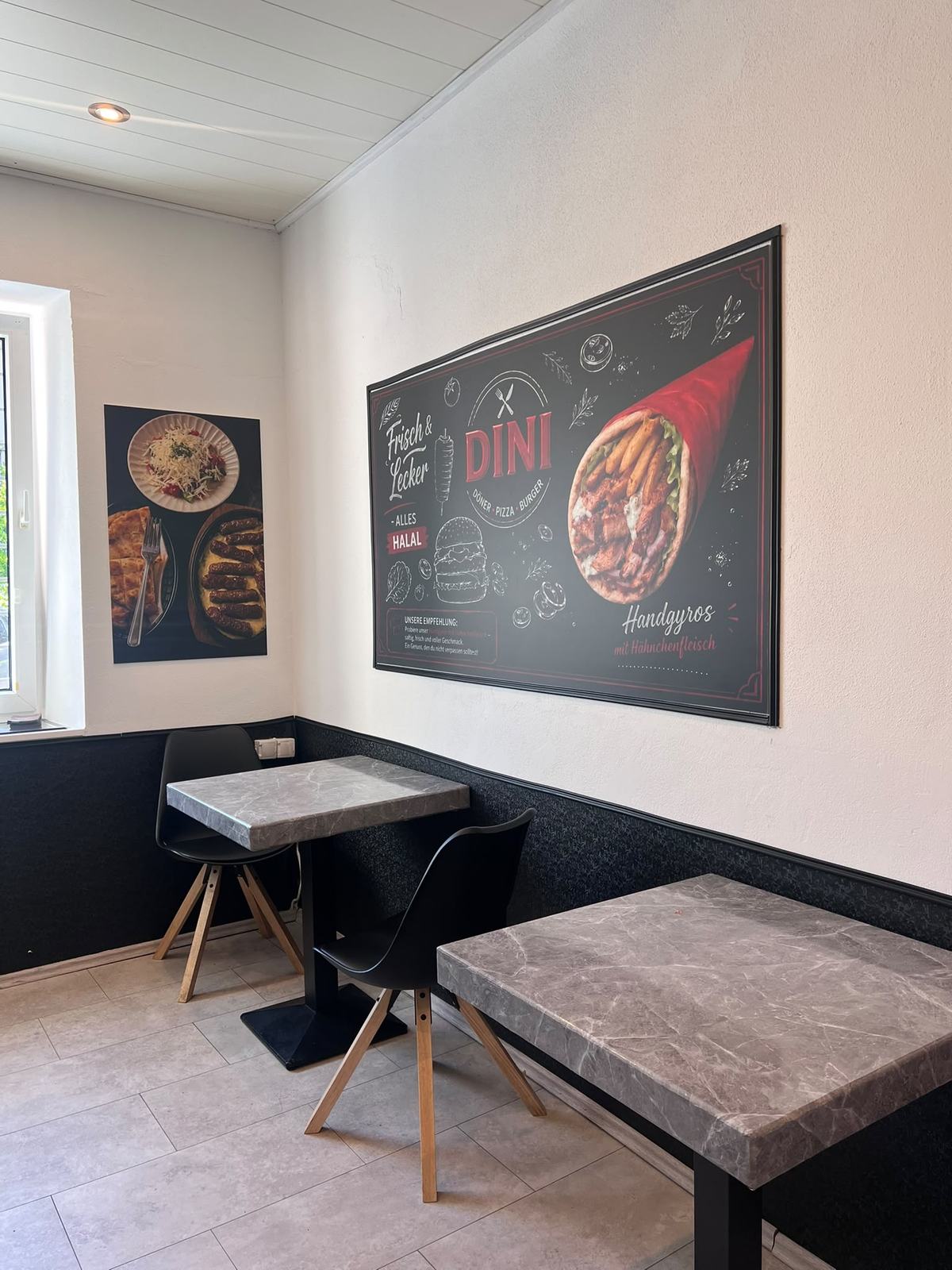 Sitzbereich mit DINI Wandposter